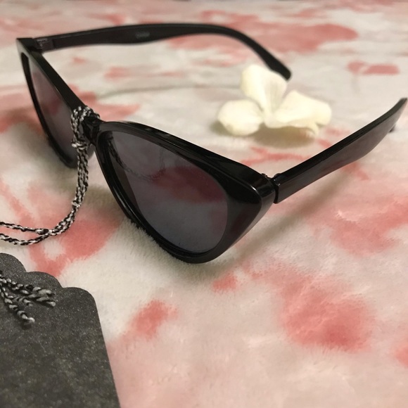 🕶 Black Cat-Eye Sunglasses 🛍 - Picture 6 of 8